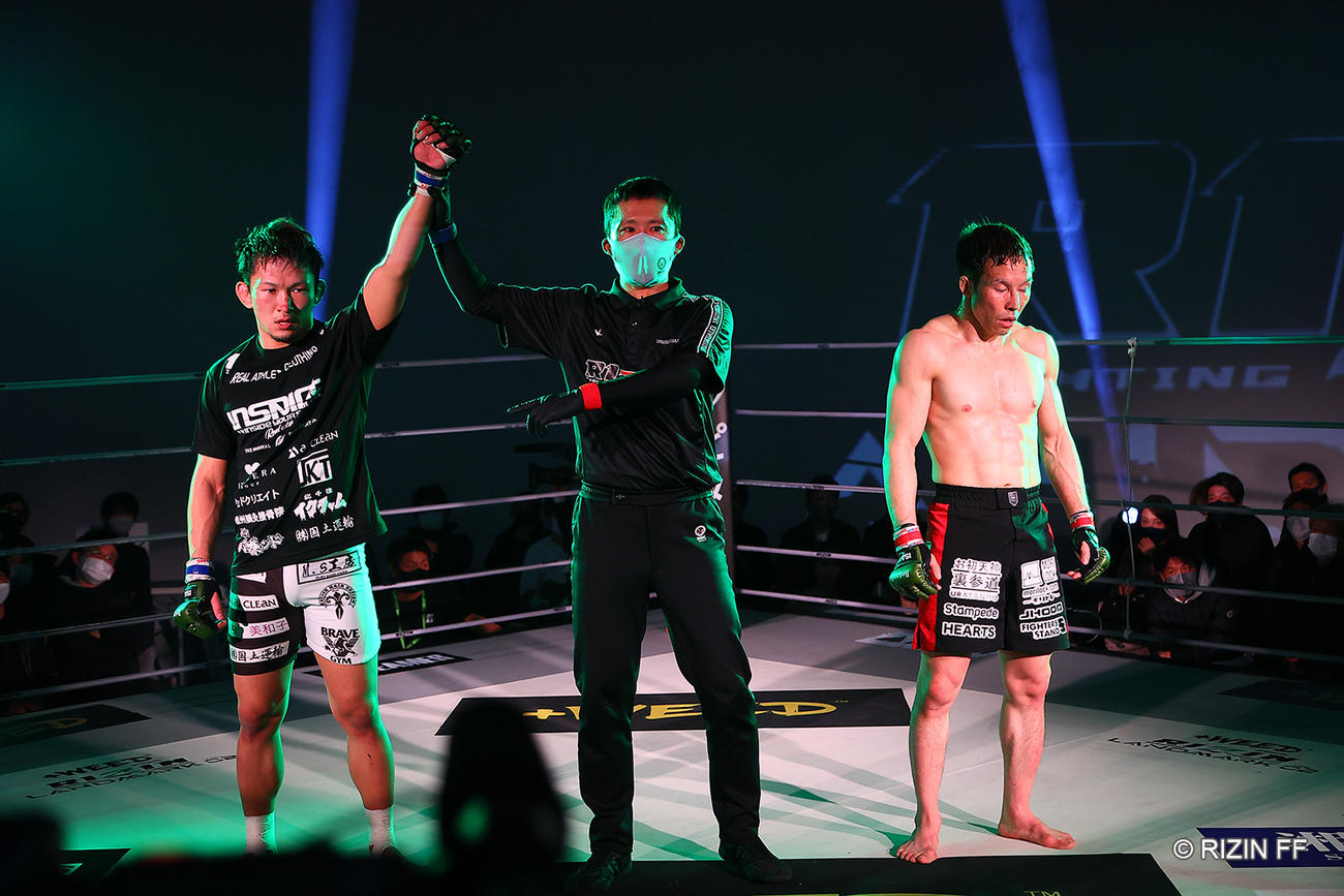 RIZIN第2試合　魚井フルスイングに判定勝利した伊藤空也（C）RIZIN FF