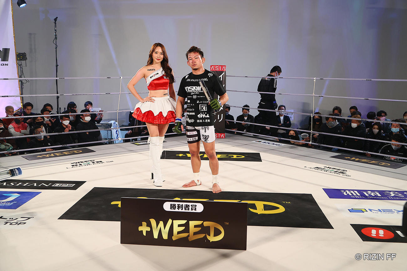 RIZIN第2試合　勝利した伊藤空也はラウンドガールと記念撮影（C）RIZIN FF