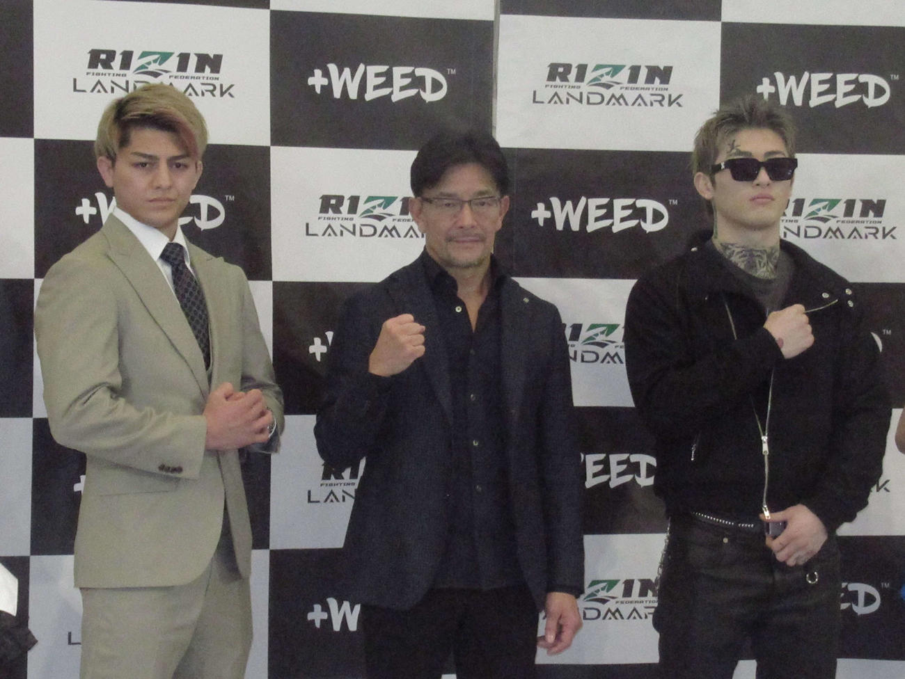 カード発表会見で写真に納まる出席者。左から鈴木千、榊原CEO、平本（2022年2月2日撮影）
