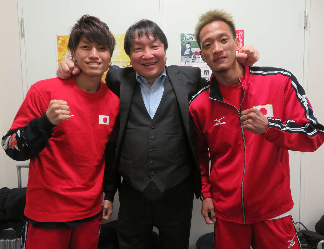 大橋会長（中央）が57歳の誕生日を迎える8日の興行で再起戦に臨む前東洋太平洋バンタム級王者中嶋（右端）と日本フライ級12位桑原