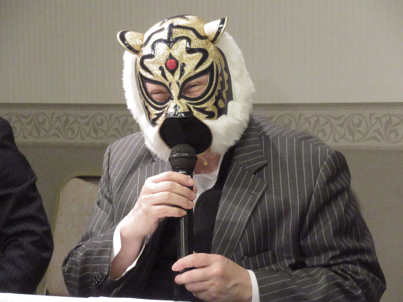 ストロングスタイルプロレスの記者会見に出席した初代タイガーマスク（撮影・勝部晃多）