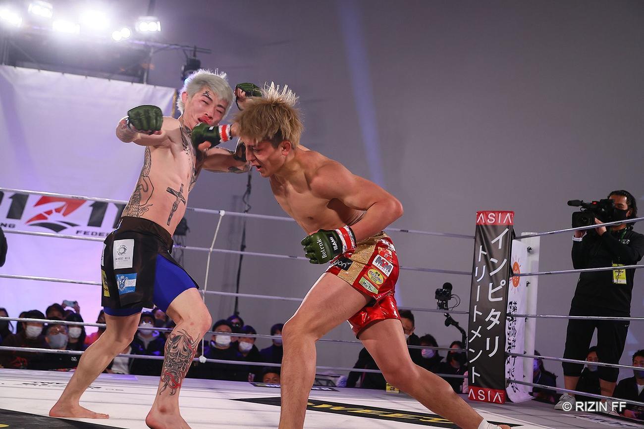 鈴木千裕（右）の強烈なパンチを受け顔面を変形させる平本蓮（C）RIZIN FF