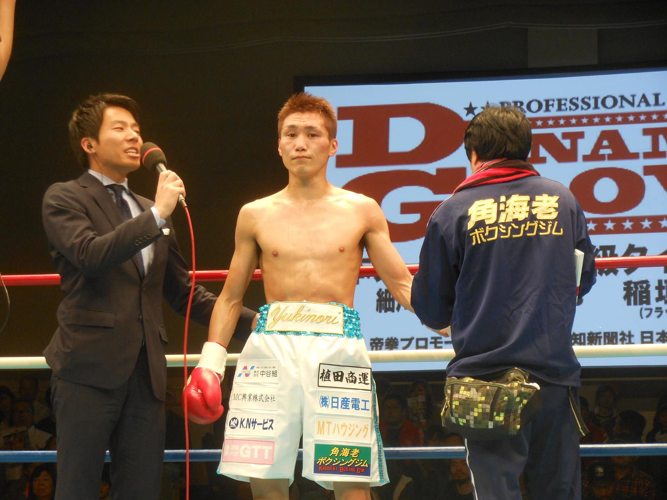 再起戦を飾ってインタビューを受ける小国以載（2018年12月2日撮影）