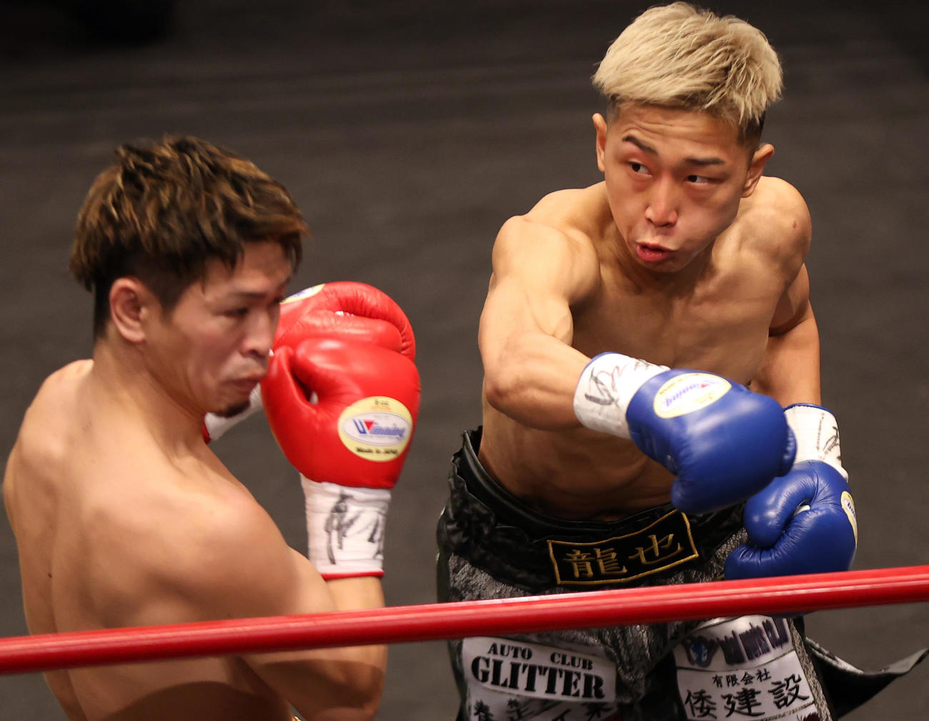 スーパーバンタム級タイトルマッチ　1回、石川（手前）に右ストレートを食らわす津川（撮影・狩俣裕三）