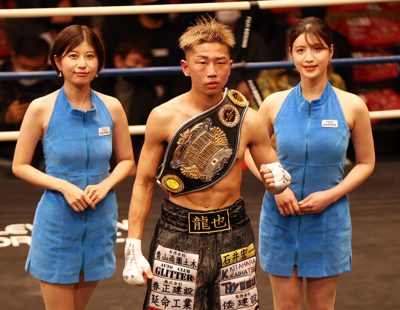 7回TKOで石川に勝利し、初タイトルを獲得した津川（中央）（撮影・狩俣裕三）