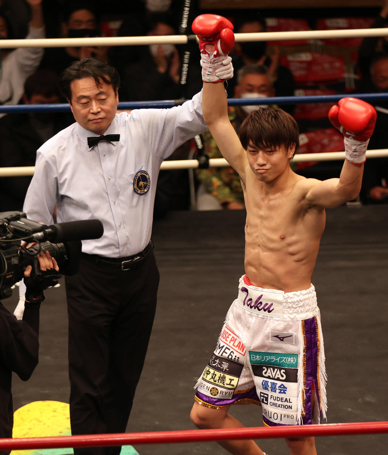 1回、久野を32秒でTKO勝ちする桑原（撮影・狩俣裕三）