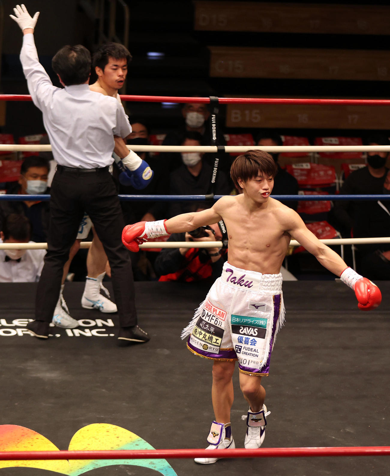 1回、久野（後方左）を32秒でTKO勝ちする桑原（撮影・狩俣裕三）