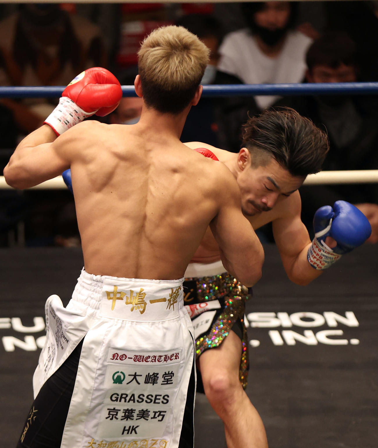 1回、川島（後方）に強烈な右ボディーでダウンを奪い、TKO勝ちする中嶋（撮影・狩俣裕三）