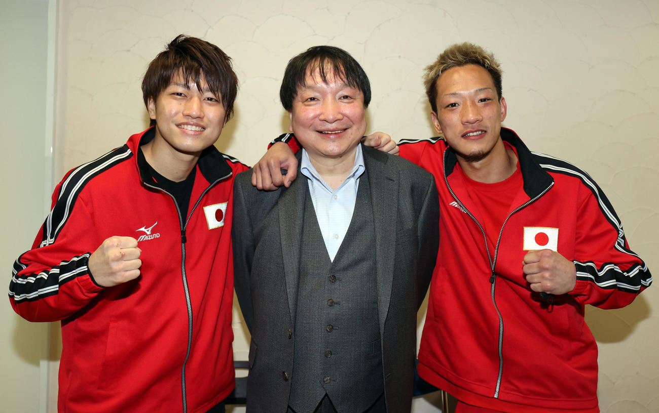大橋会長（中央）の57歳の誕生日を勝利で祝った桑原（左）と中嶋（撮影・狩俣裕三）