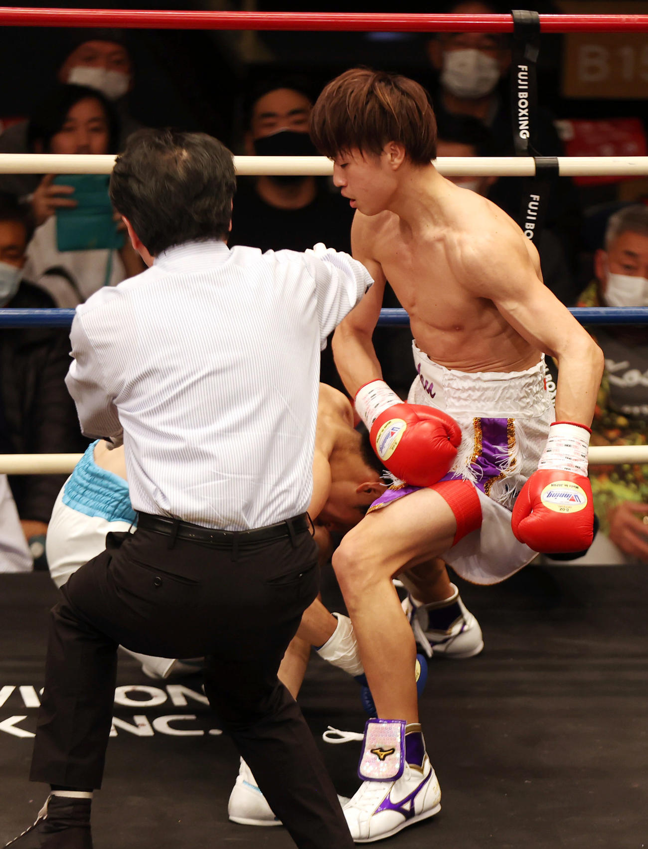 1回、久野（後方左）を32秒でTKO勝ちする桑原（撮影・狩俣裕三）