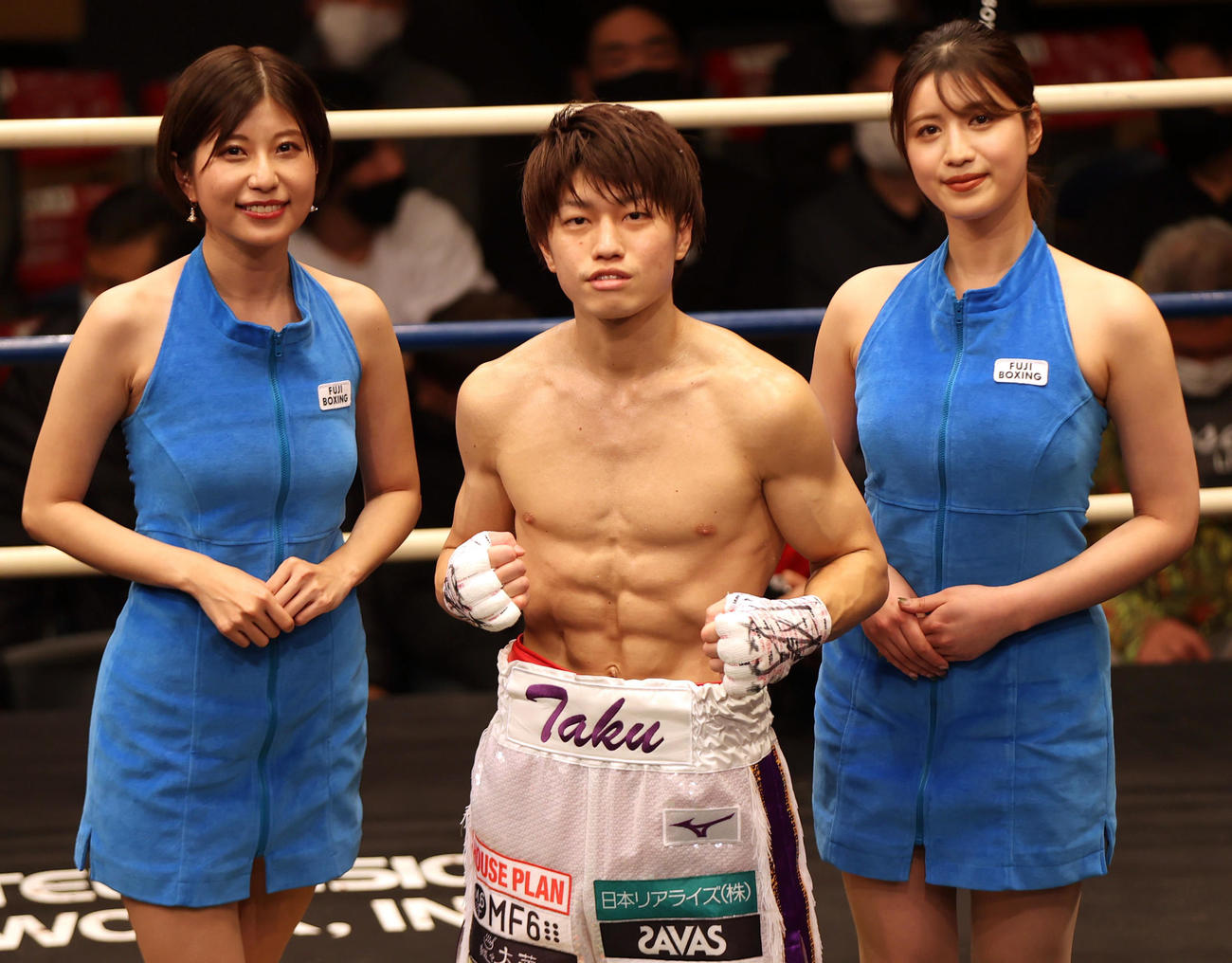 久野を1回32秒でTKO勝ちし、ラウンドガールと記念撮影をする桑原（撮影・狩俣裕三）