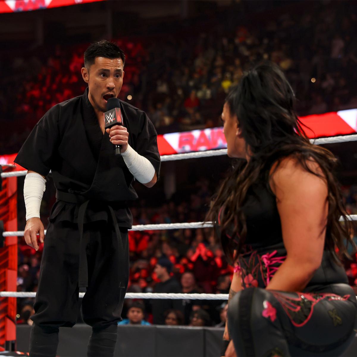 敗れたタミーナ（右）に愛の告白を告げる戸沢（C）2022 WWE, Inc. All Rights Reserved.