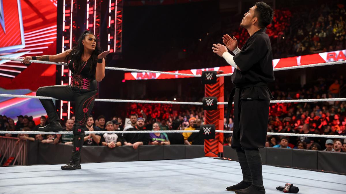 タミーナ（左）の投げキッスをもらい、夢見心地な戸沢（C）2022 WWE, Inc. All Rights Reserved.