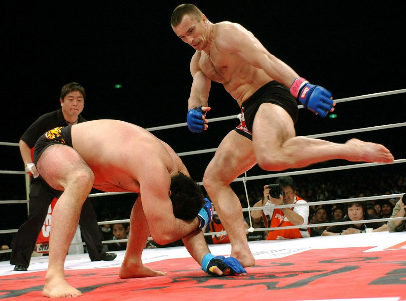 ミルコ・クロコップ（右）の強烈なキックを浴びる山本宜久（04年02月15日撮影）