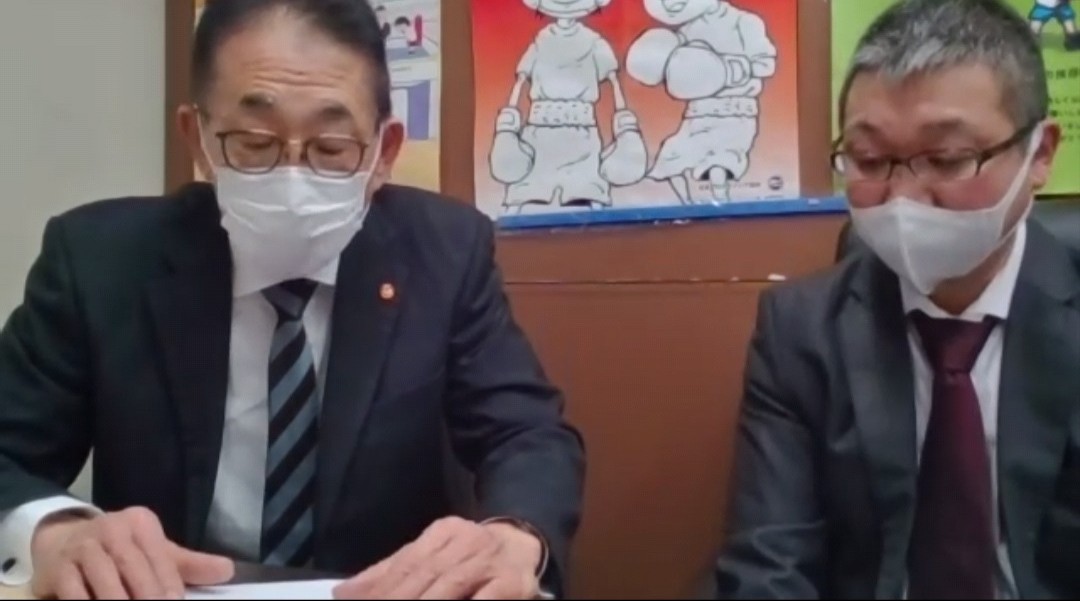 東日本ボクシング協会のセレス小林会長（右）とともに理事会後のオンライン会見に出席したワタナベジムの渡辺会長