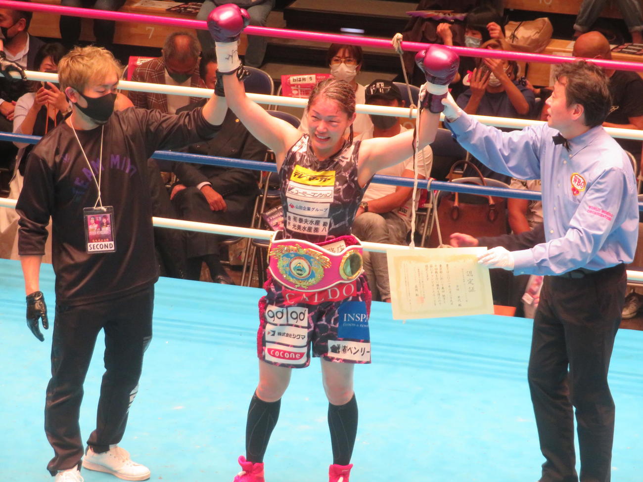 王者奥田を即再戦で下し、WBO女子世界スーパーフライ級王者に返り咲いた吉田（中央）（2021年6月29日撮影）