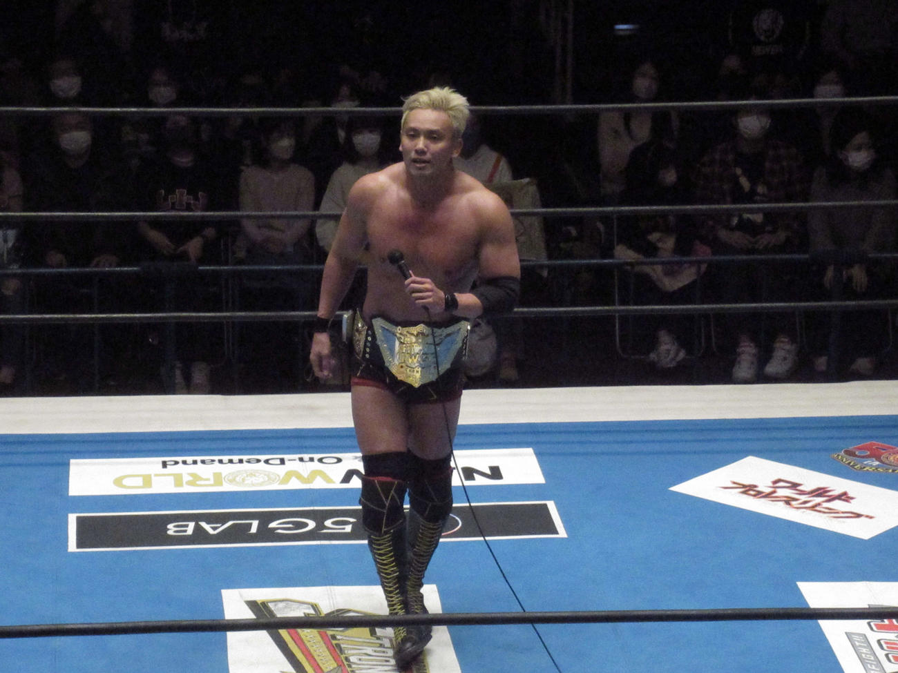 ワトに勝利し、勝ち誇るオカダ（右）（撮影・勝部晃多）
