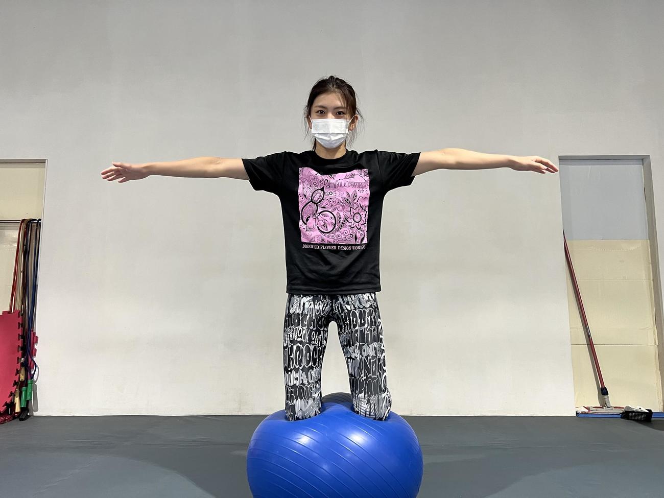 バランスボールの上に乗るトレーニングを積むぱんちゃん璃奈（KNOCK OUT提供）