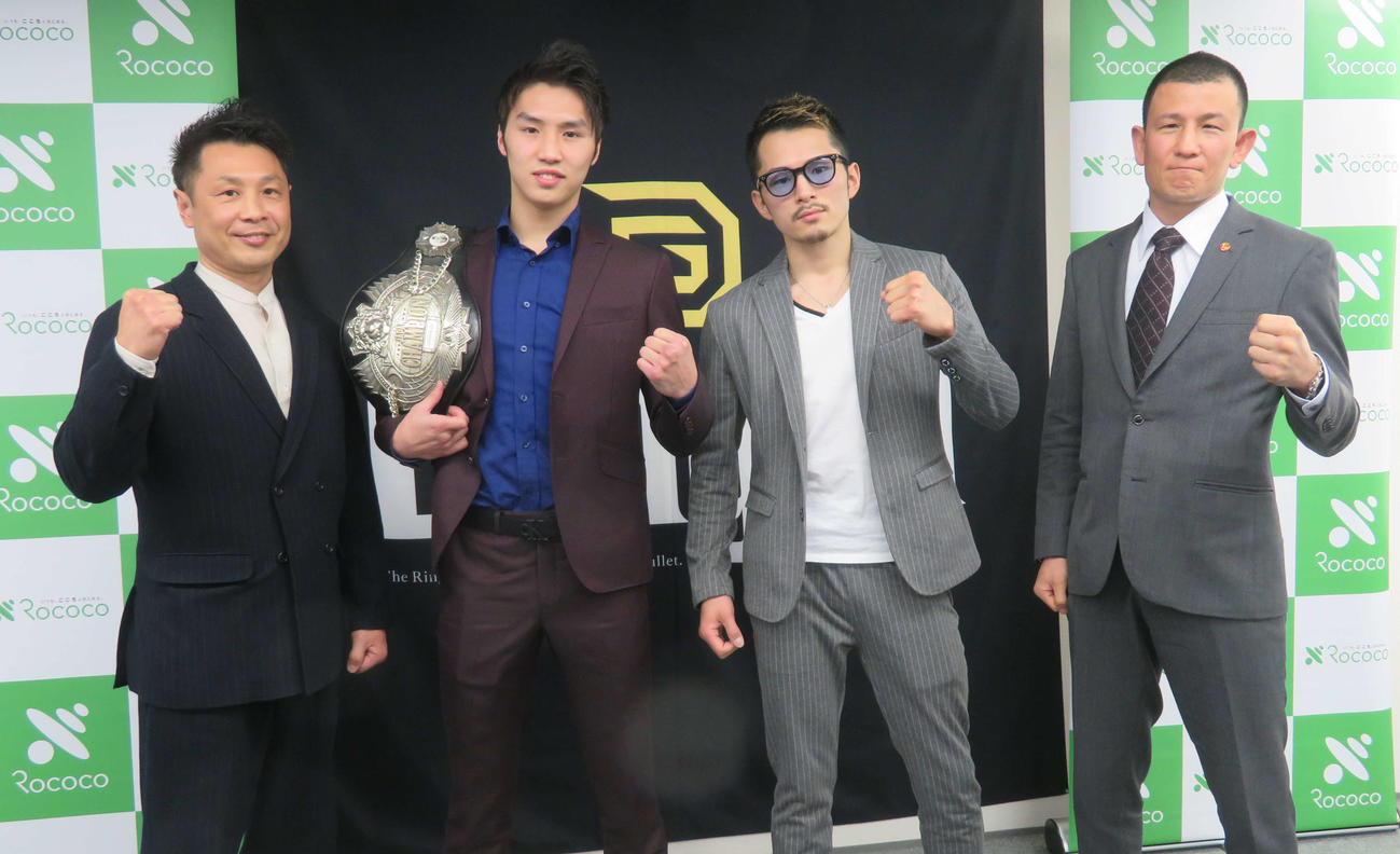5月15日、東京・墨田区総合体育館で拳を交える日本フェザー級王者丸田（左から2番目）と同級1位阿部（同3番目）左端は森岡会長、右端は片渕会長