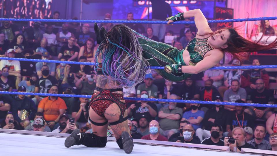 カーター（左）に619を蹴りこむ紫雷イオ（C）2022 WWE, Inc. All Rights Reserved.