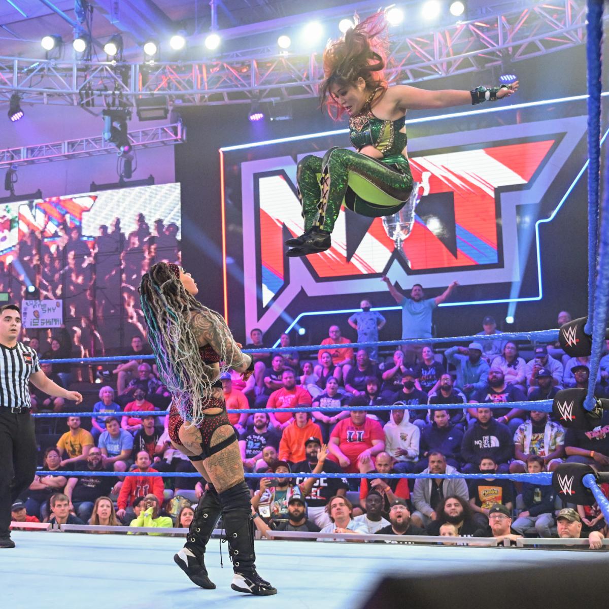 カーター（左）にミサイルキックを放った紫雷イオ（C）2022 WWE, Inc. All Rights Reserved.