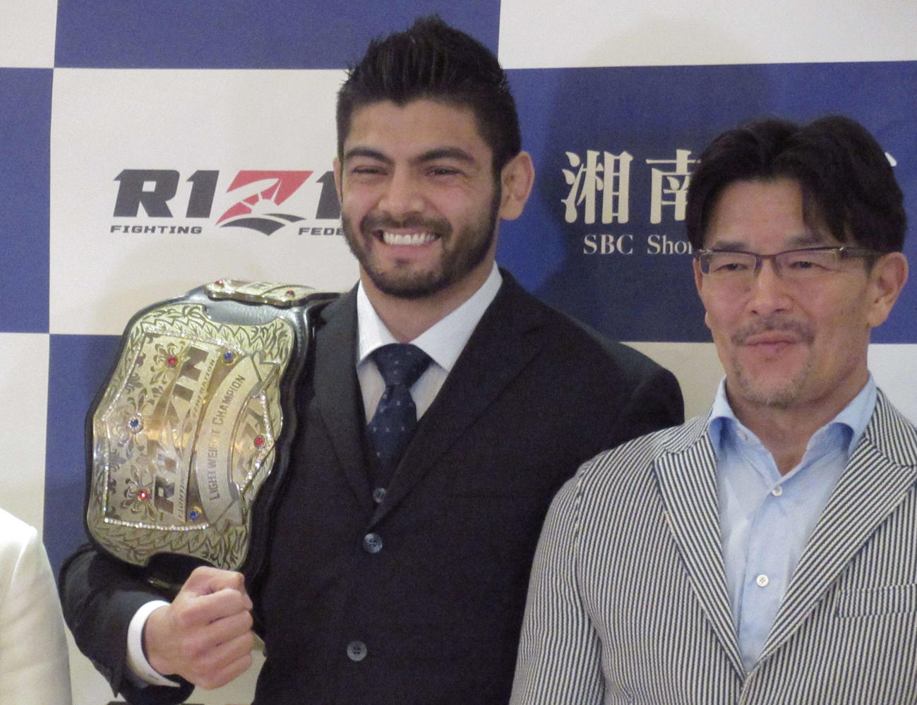 試合が決まったサトシ（左）は榊原CEOと笑顔（撮影・勝部晃多）