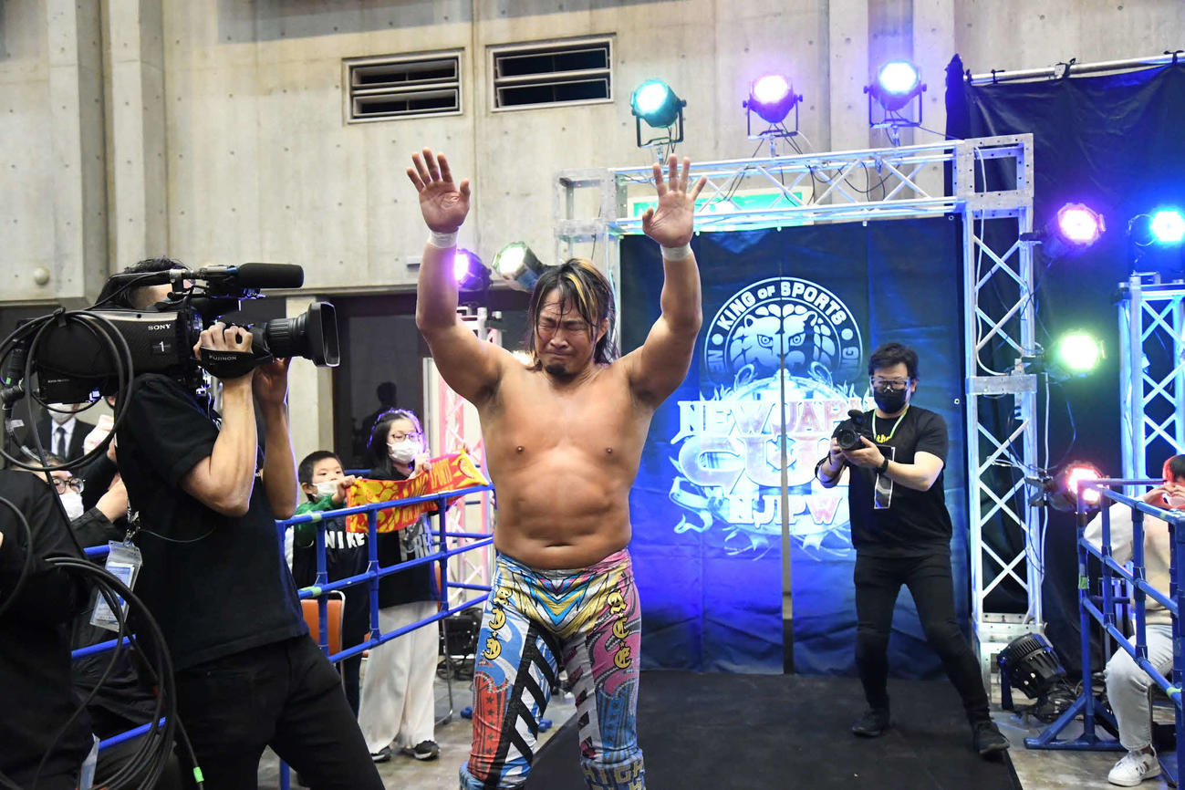 涙をこらえる棚橋（提供・新日本プロレス）