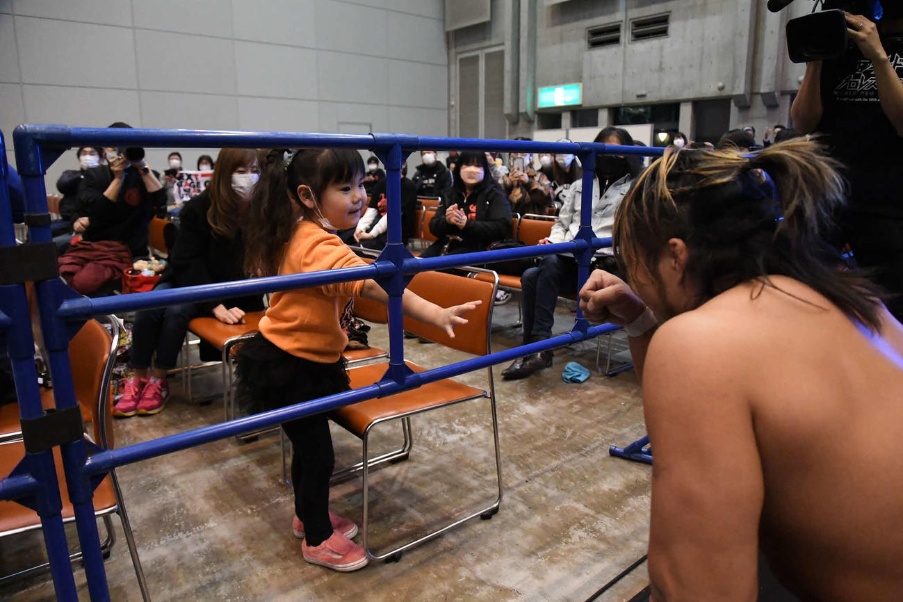 ファンと交流する棚橋（提供・新日本プロレス）