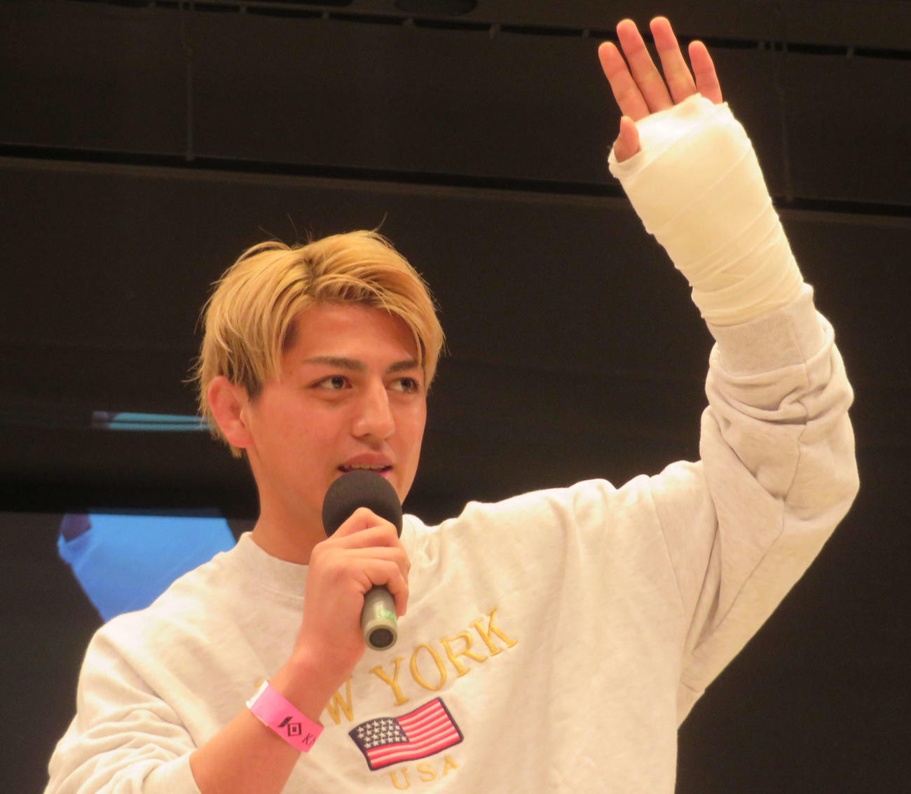 6日のRIZIN LANDMARK大会のメインで平本蓮に勝利したことをリング上で報告した鈴木千裕は骨折した左手を挙げる