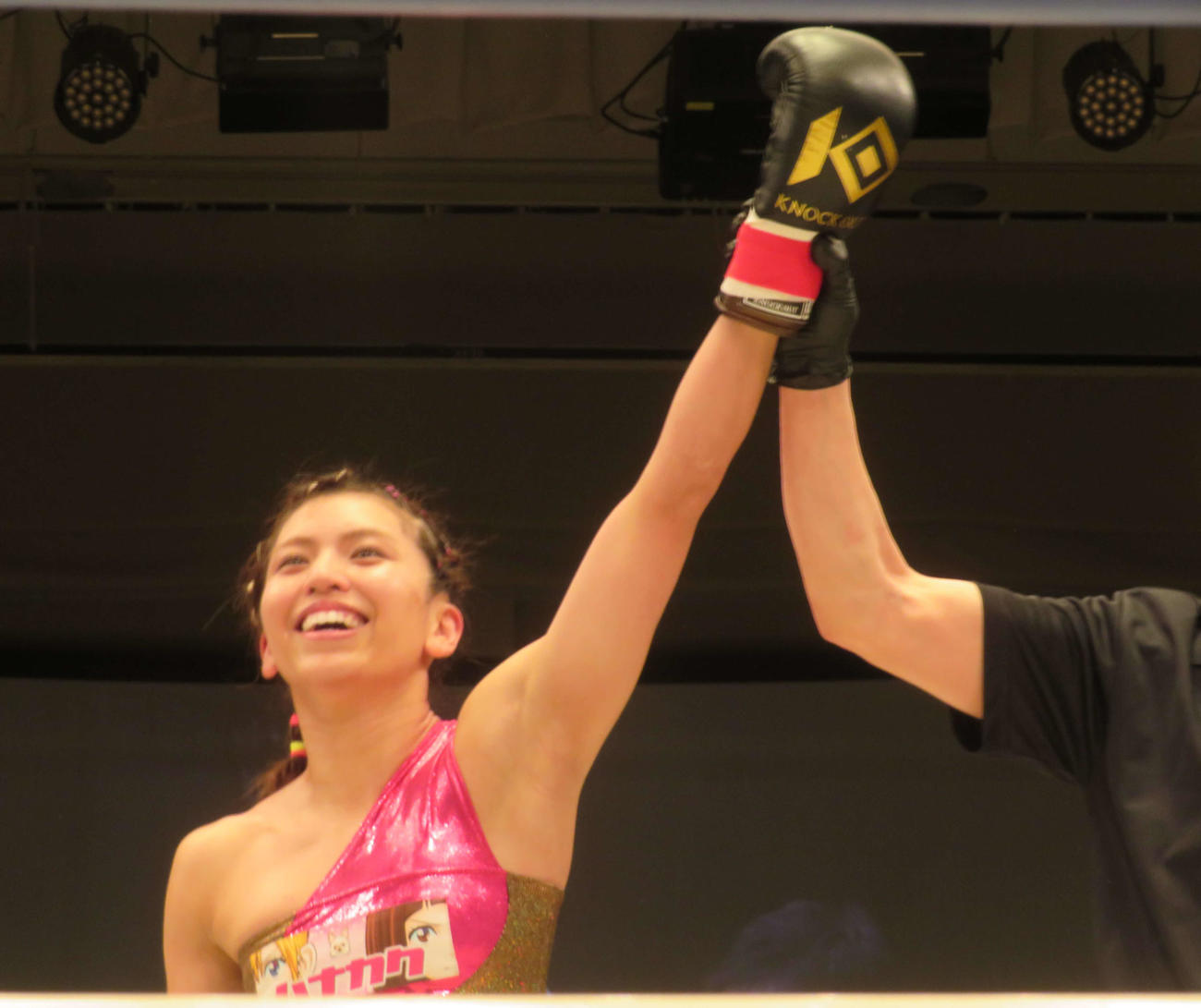 勝ち名乗りを受けたKNOCK OUT－BLACK女子ミニマム級新王者ぱんちゃん璃奈