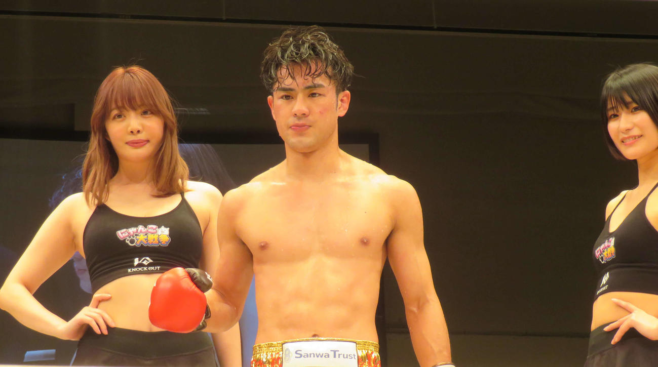22年初戦で強豪撃破したKNOCK OUT－REDスーパーバンタム級王者小笠原瑛作（中央）
