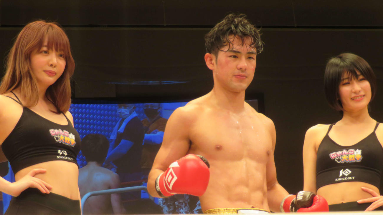 判定勝利で22年初戦を飾ったKNOCK OUT－REDスーパーバンタム級王者小笠原瑛作（中央）