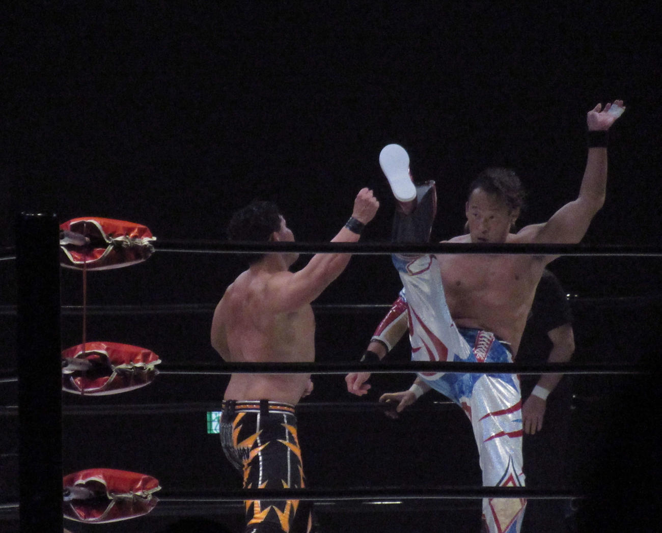 技をかわされる丸藤（右）（撮影・勝部晃多）