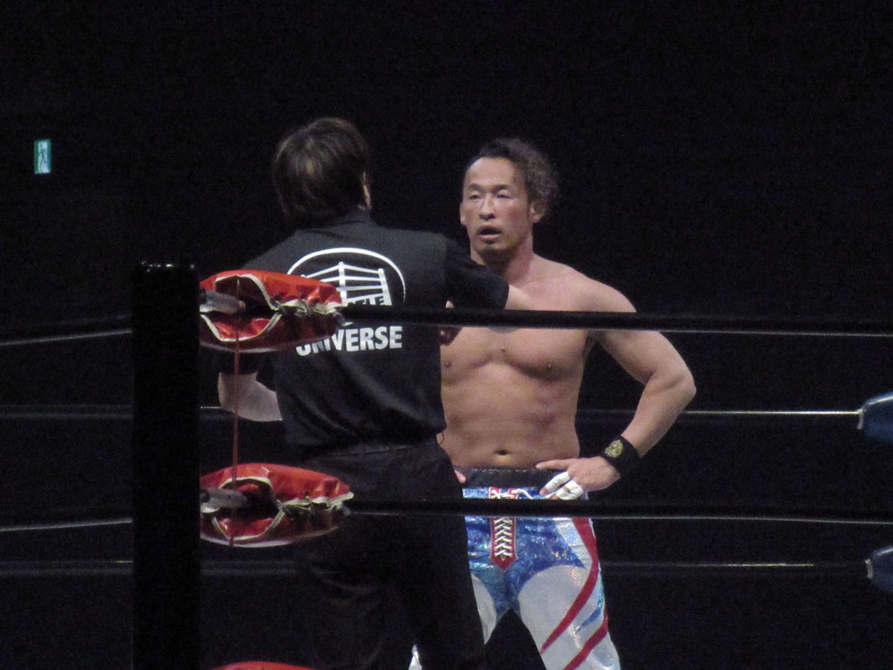 敗戦に納得がいかず、審判に詰め寄る丸藤（撮影・勝部晃多）