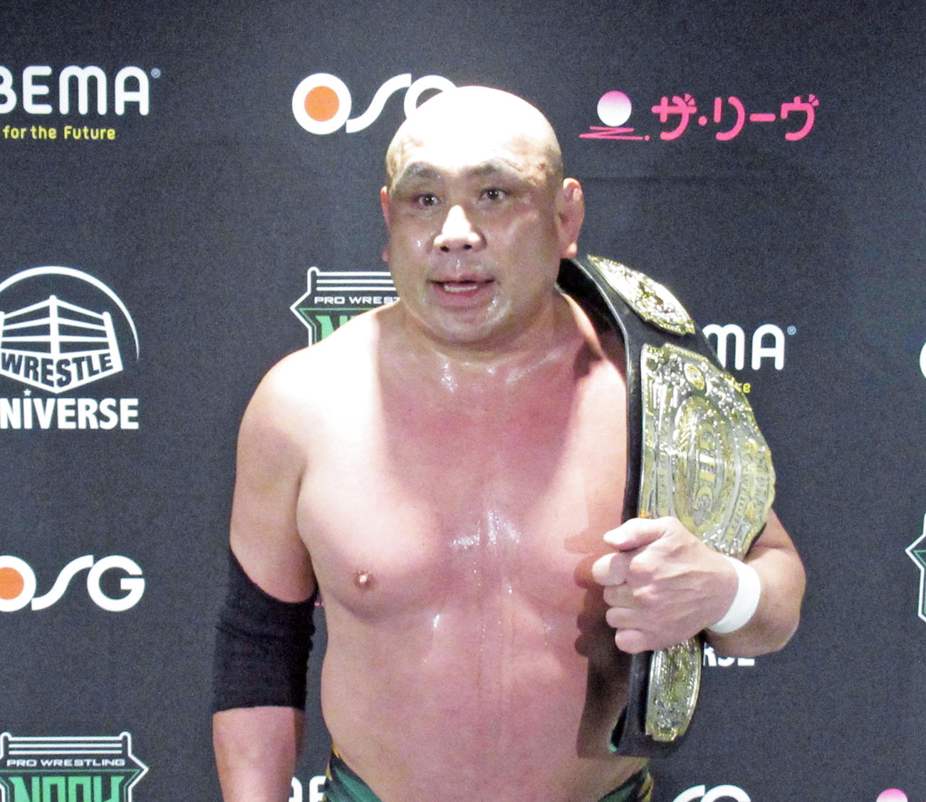 試合後の会見で報道陣に丁寧な対応をみせる藤田和之（撮影・勝部晃多）