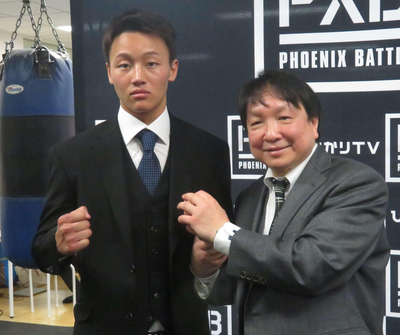 大橋ジムからプロデビューすることが発表された今永（左）は大橋会長と握手