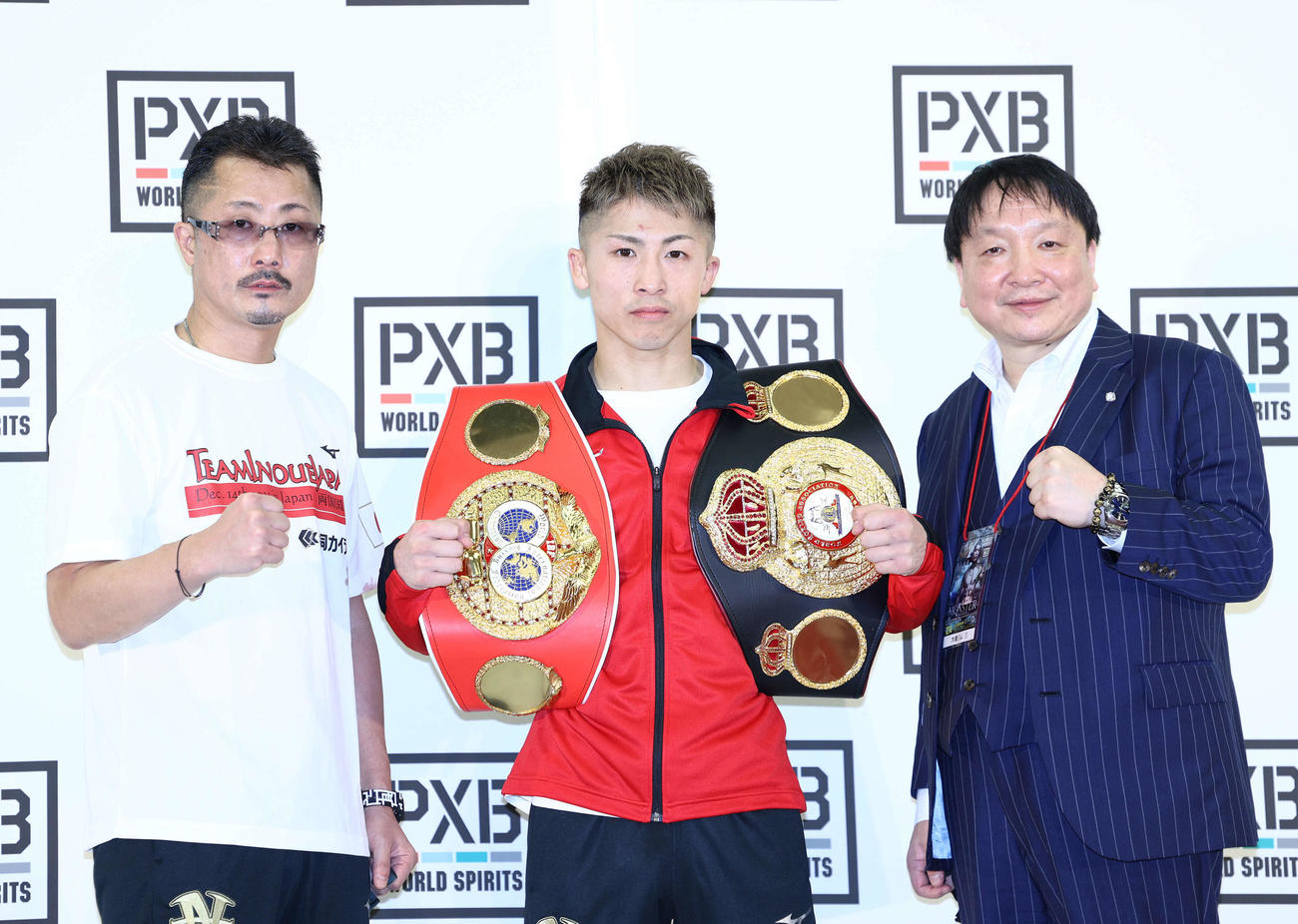 井上尚弥（中央）。左は父真吾トレーナー、右は大橋会長（2021年12月撮影）