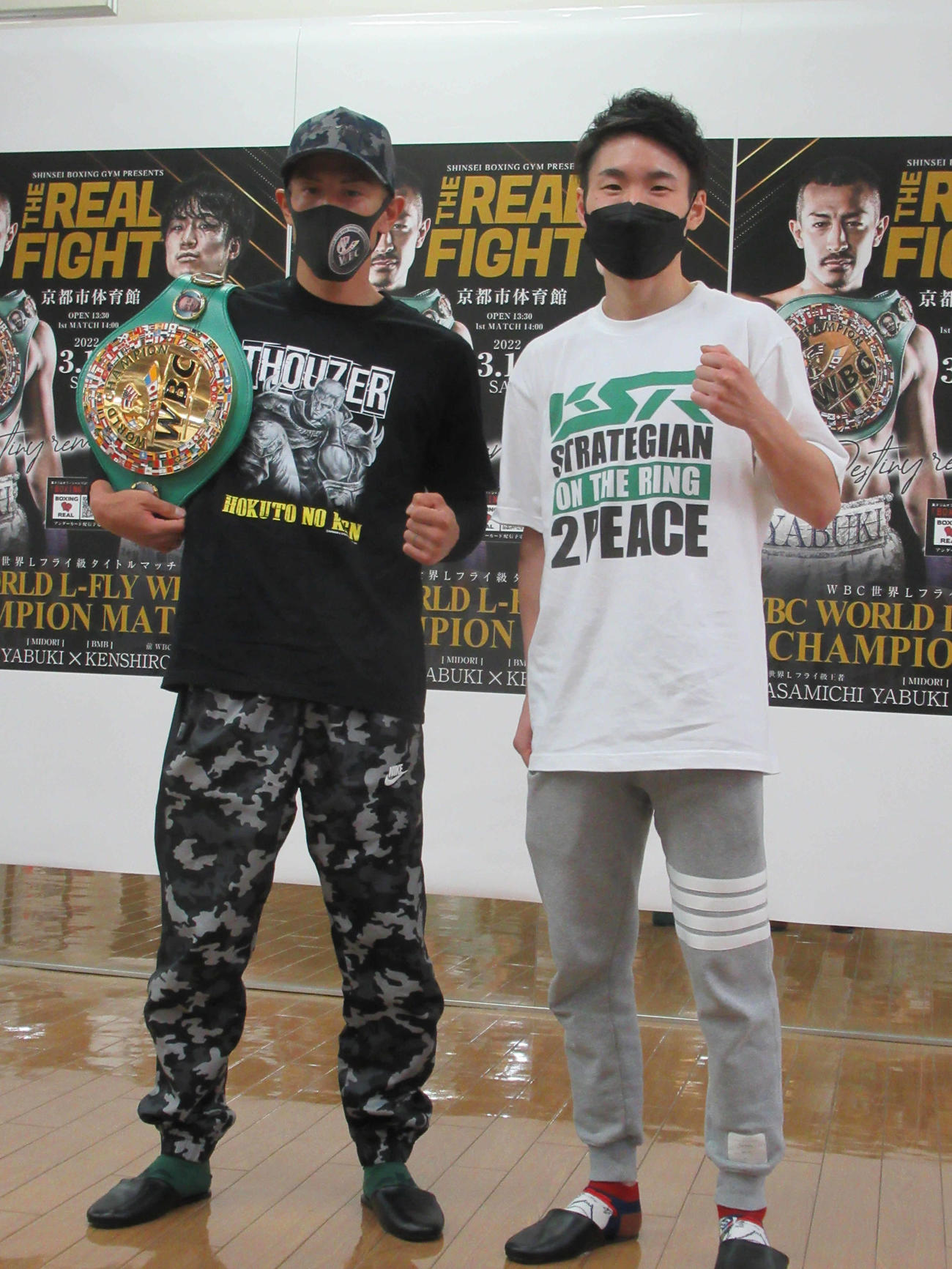 調印式と会見に臨んだ王者矢吹は北斗の拳のキャラクターTシャツで写真に納まる。右は挑戦者の寺地（撮影・実藤健一）