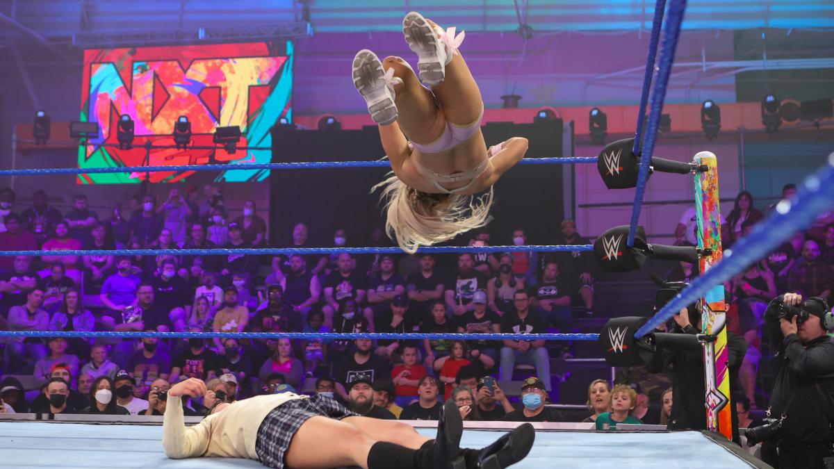 ストラットン（上）のスピニング・スプラッシュを浴びるサレイ（C）2022 WWE, Inc. All Rights Reserved.