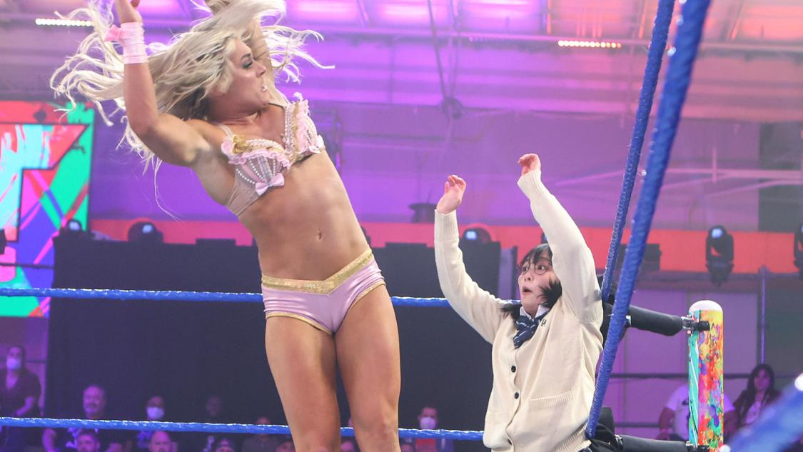 ストラットン（左）に襲撃され、制服メガネ姿のままリングにあがったサレイ（C）2022 WWE, Inc. All Rights Reserved.