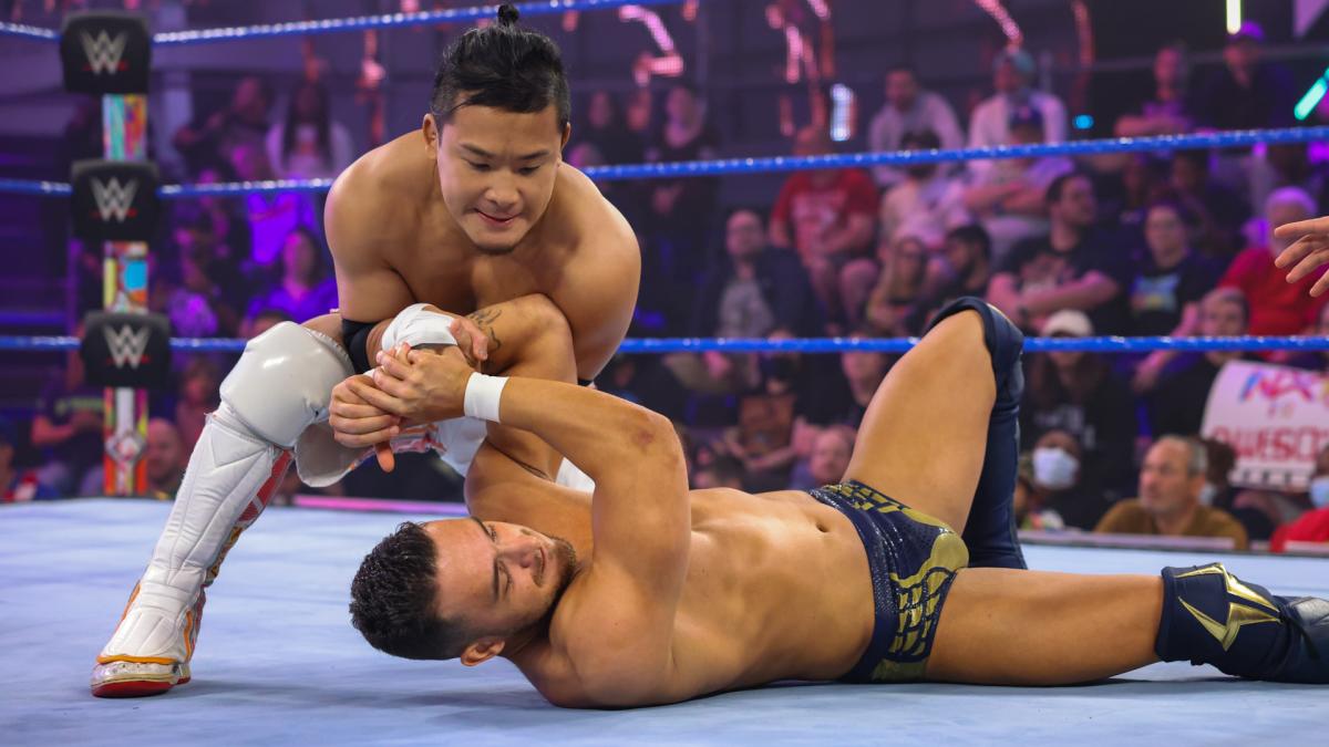 Aキッド（右）と寝技の攻防を繰り広げたKUSHIDA（C）2022 WWE, Inc. All Rights Reserved.