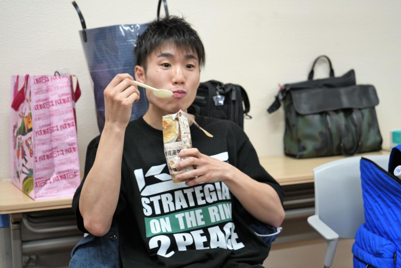 計量を終えて食事をとる挑戦者の寺地（真正ジム提供）
