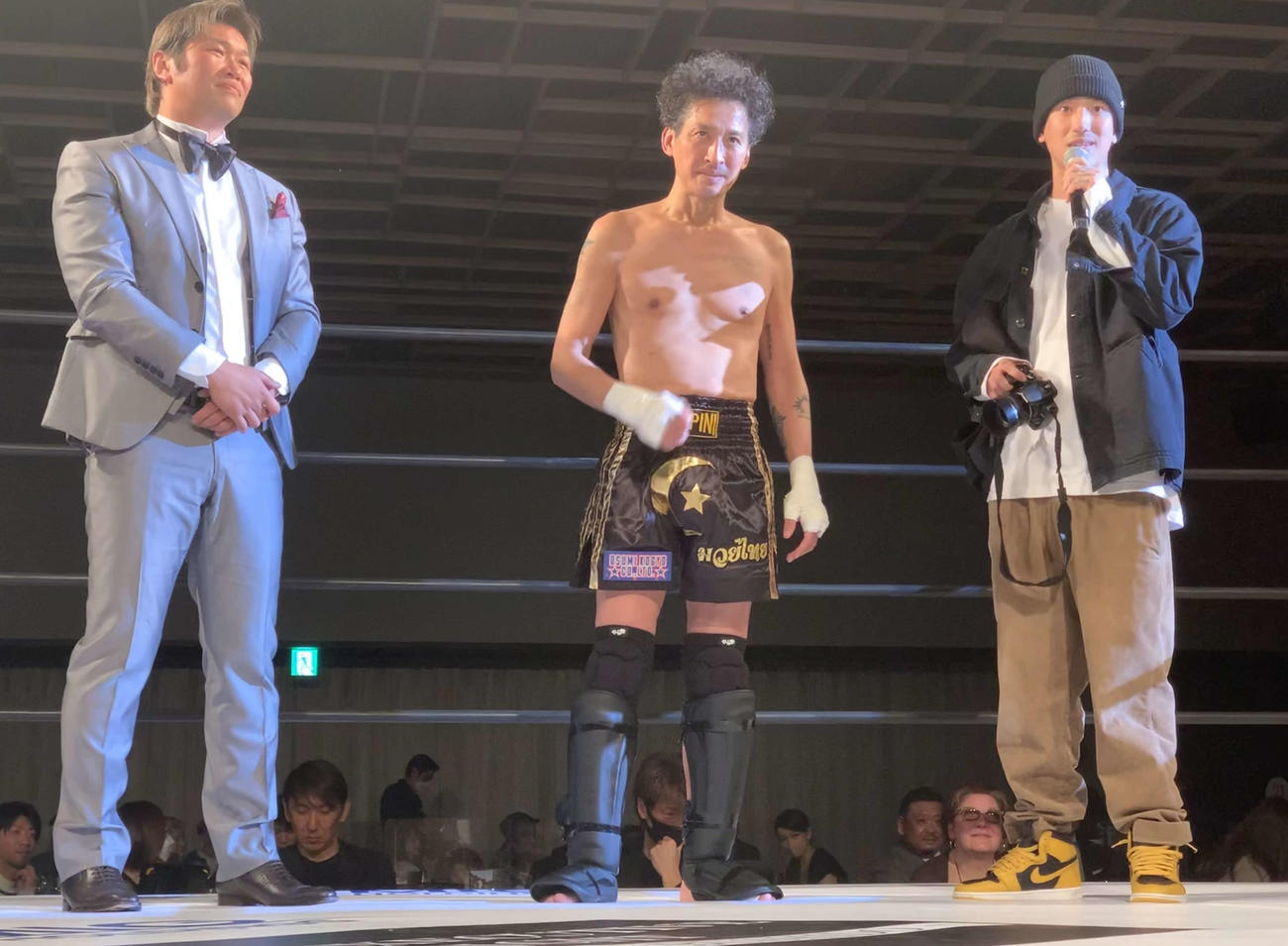 EXECUTIVE FIGHT～武士道～に出場した元光GENJIの大沢樹生（中央）と息子のジェシー・レイさん（右端）、大会主宰の小比類巻貴之氏（撮影・松尾幸之介）