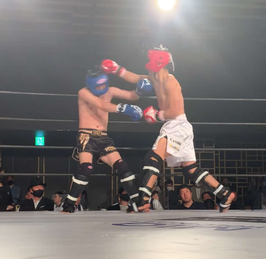 EXECUTIVE FIGHT～武士道～で攻め込む安彦考真（右）（撮影・松尾幸之介）