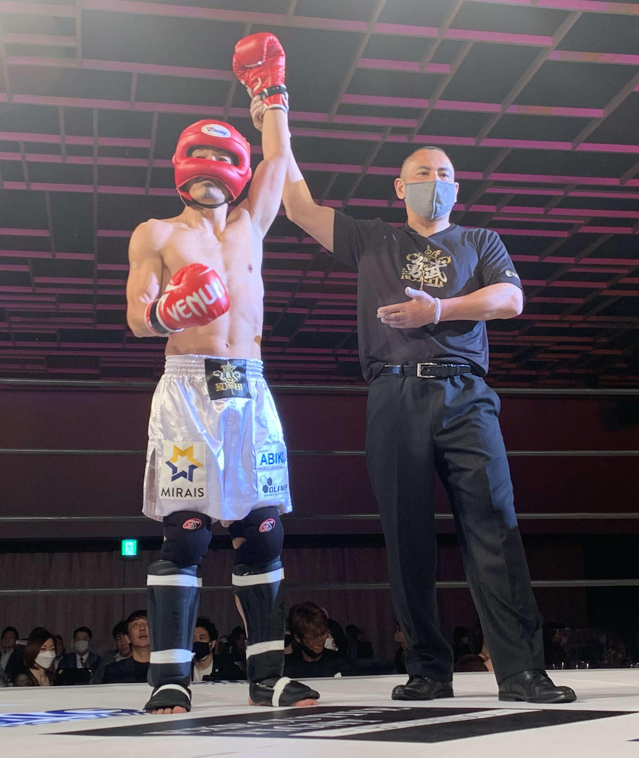 EXECUTIVE FIGHT～武士道～で格闘家デビューから5連勝を飾った安彦考真（左）（撮影・松尾幸之介）
