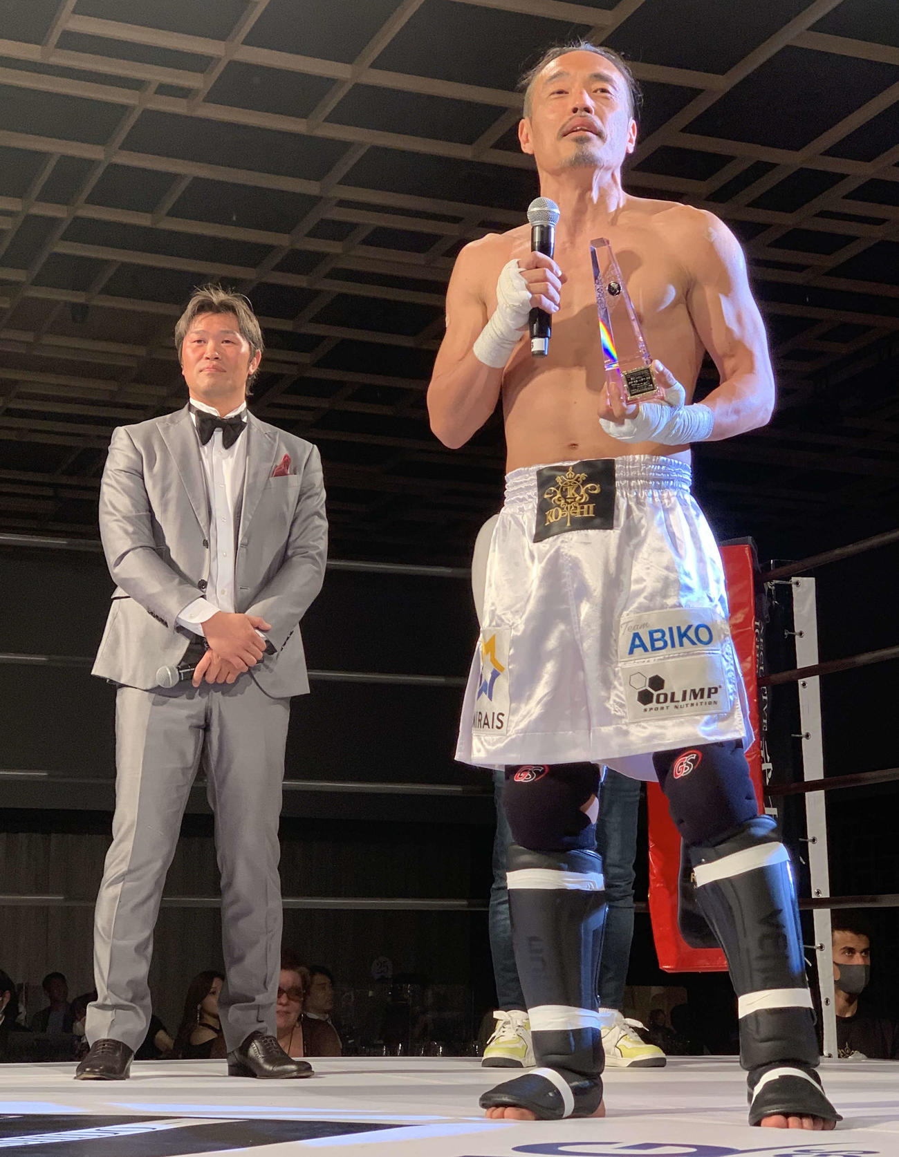 EXECUTIVE FIGHT～武士道～で格闘家デビューから5連勝を飾った安彦考真（右）と大会主宰の小比類巻貴之氏（撮影・松尾幸之介）