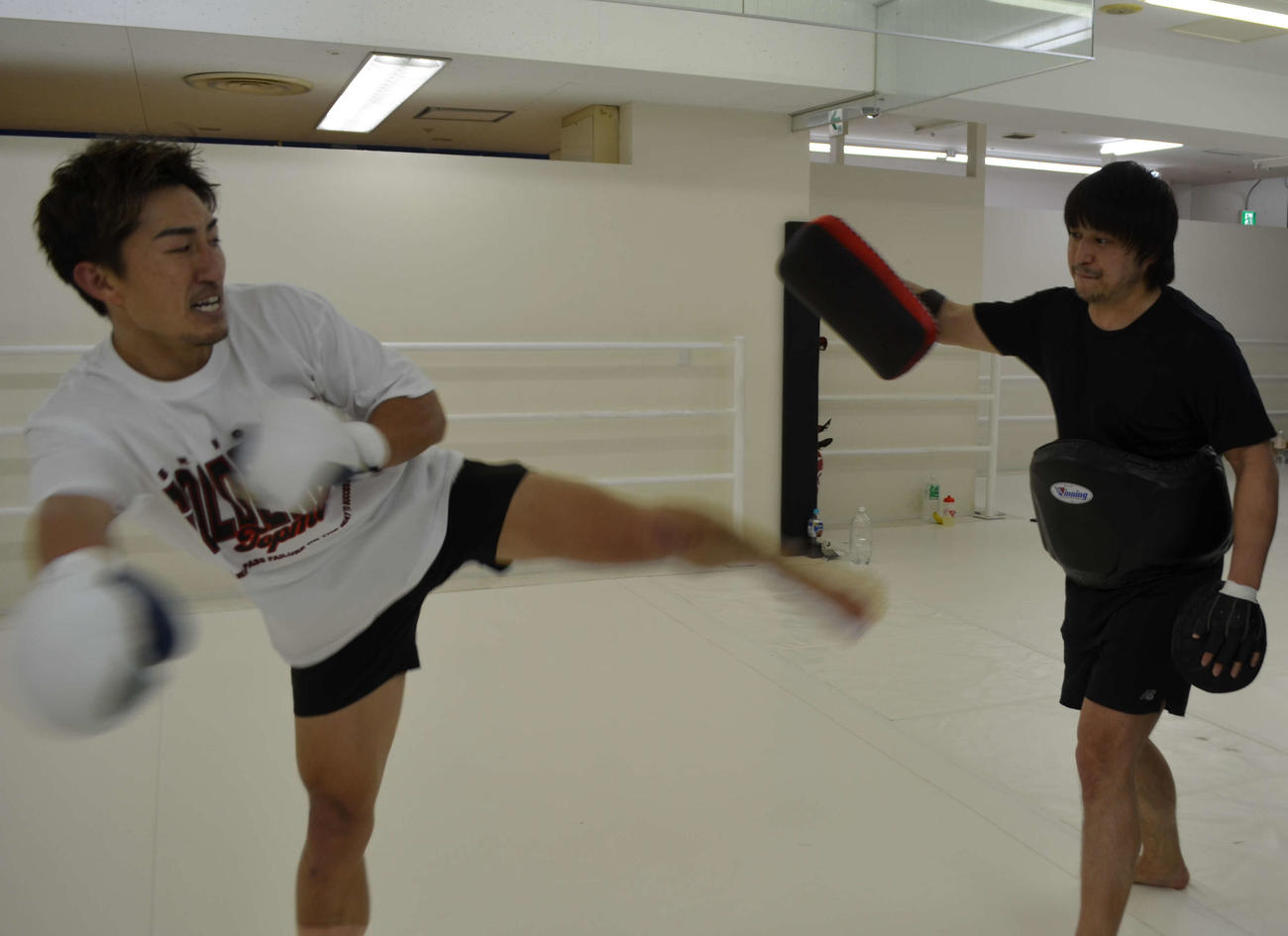 公開練習で鋭い蹴りを見せるK－1スーパーライト級王者・山崎秀晃（左）（撮影・吉池彰）