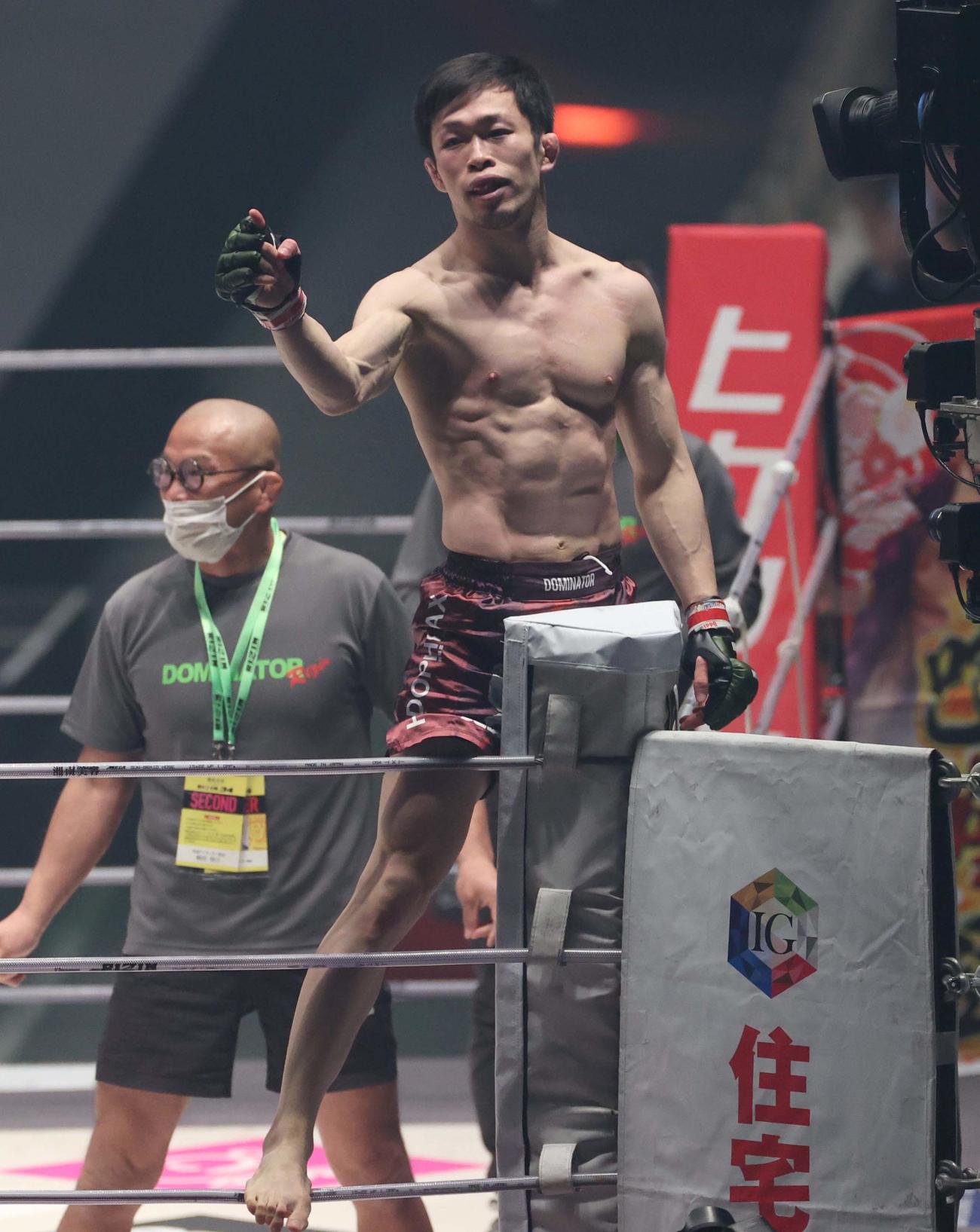 萩原京平に勝利しポーズを決める弥益ドミネーター聡志（撮影・上田博志）