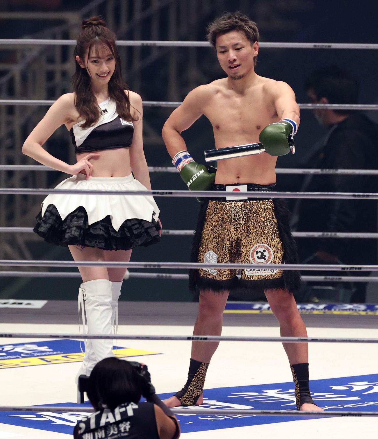 佐藤にKO勝ちした駿（右）（撮影・上田博志）