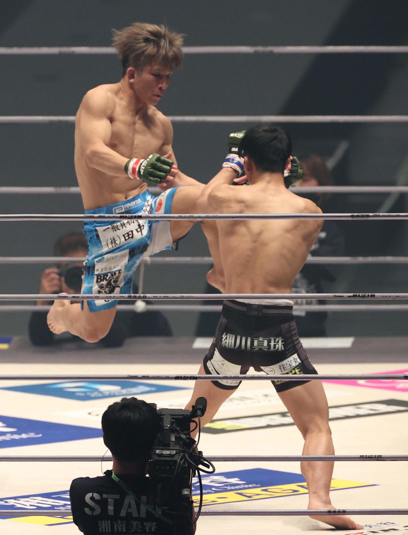 竿本樹生（左）は宇田悠斗に判定で勝利した（撮影・上田博志）